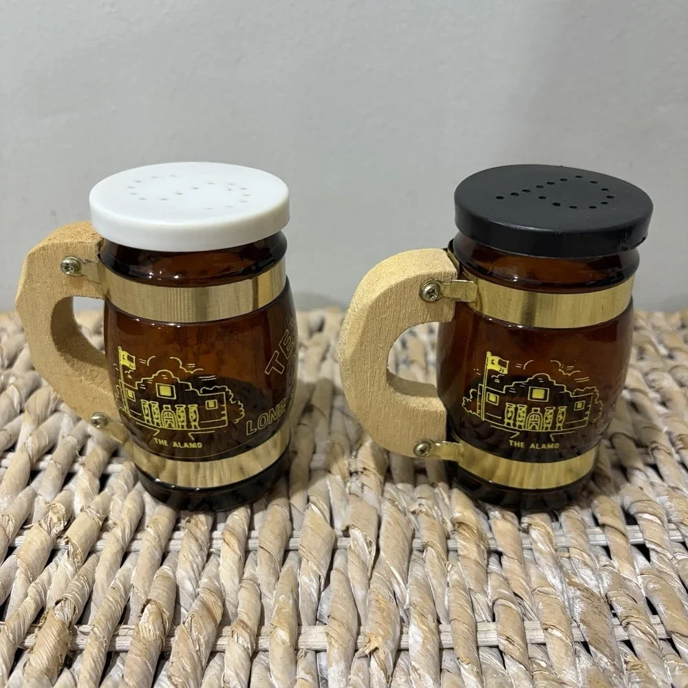 Vintage Salt Pepper Shakers TEXAS Barrell Glass Wooden Handles Lone Star State‎